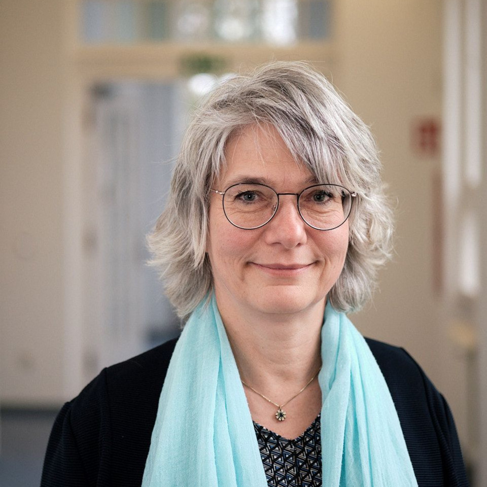 Astrid Larson, Mitarbeiterin des DRK im Fachbereich Finanzierung