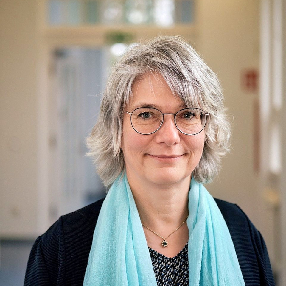 Astrid Larson, Mitarbeiterin des DRK im Fachbereich Finanzierung