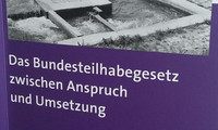 Broschüre mit Titel 'Das Bundesteilhabegesetz zwischen Anspruch und Umsetzung' und schwarz-weißem Foto eines Wasserbeckens auf dem Cover.