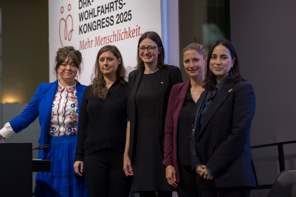von links nach rechts: Marie-Christine Knop (Moderatorin WFK2025) Katharina Nocun (freiberufliche Publizistin & Netzaktivistin) Rebecca Winkels (DRK-Generalsekretariat) Josephine Ballon (HateAid) Irina Rosensaft (Zentralwohlfahrtsstelle der Juden in Deutschland)