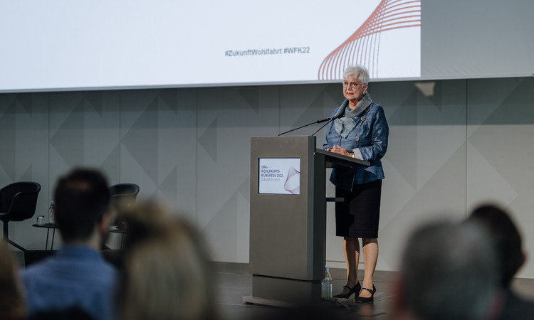 Auf dem Bild sieht man Gerda Hasselfeldt, DRK-Präsidentin, an einem Redepult auf einer Bühne stehen