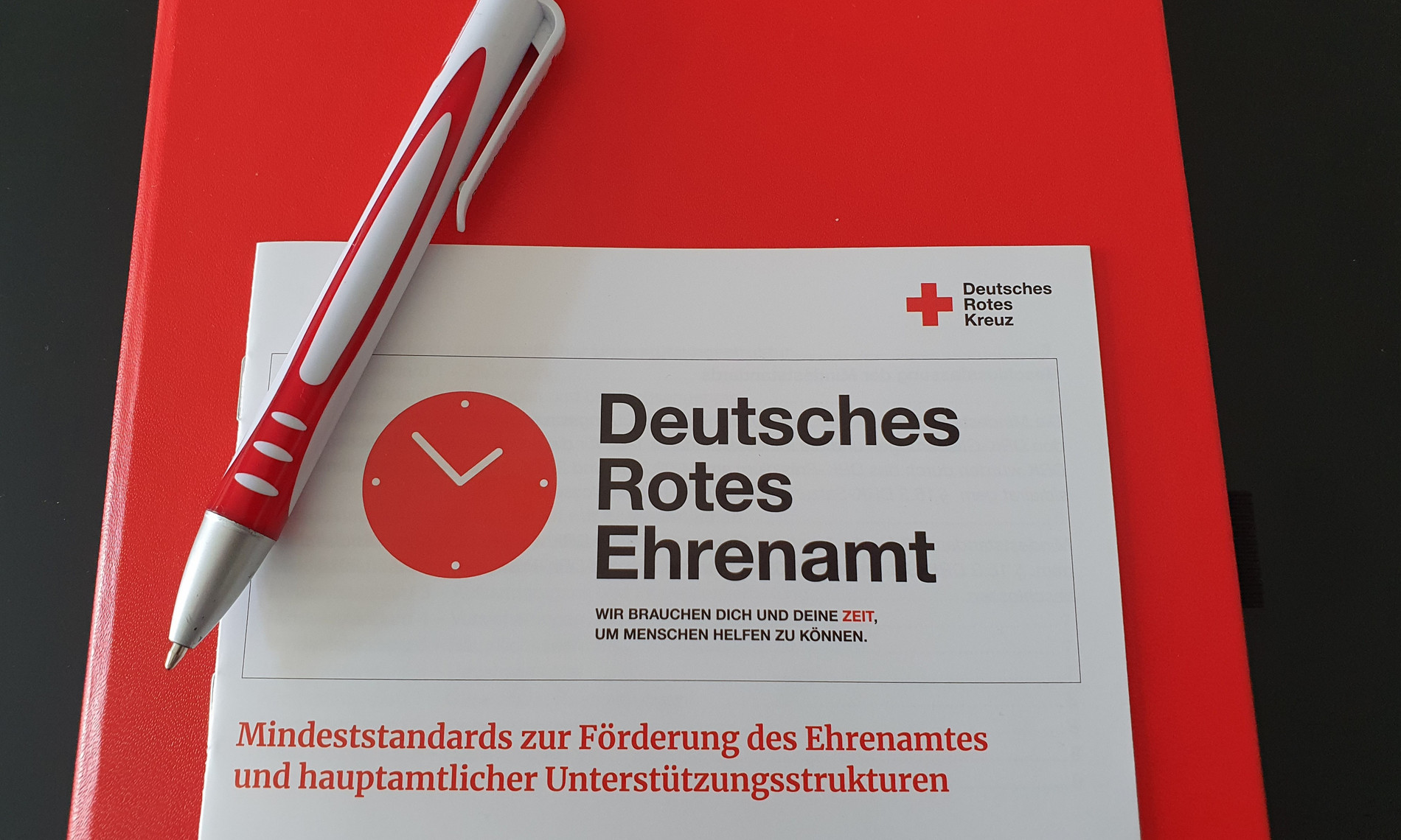 Papier auf dem Deutsches Rotes Ehrenamt bedruckt ist.