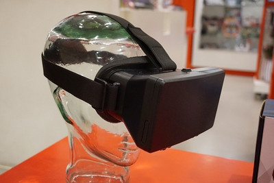 Auf dem Bild ist eine VR-Brille zu sehen, die einer Puppe aufgesetzt ist. 