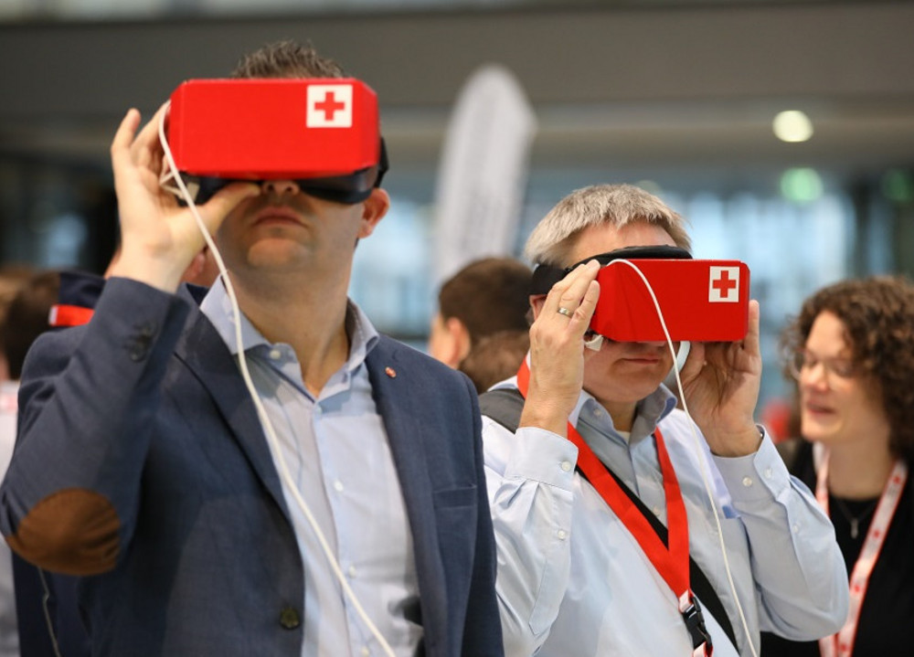 Zwei Männer schauen durch DRK VR-Brillen.