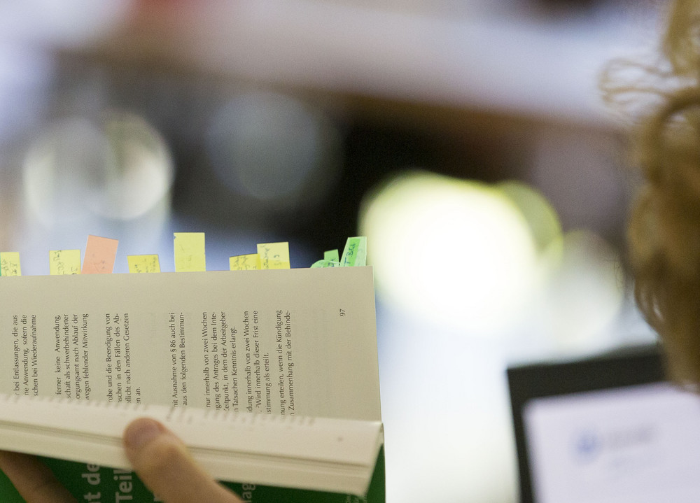 Buch mit Markierungen