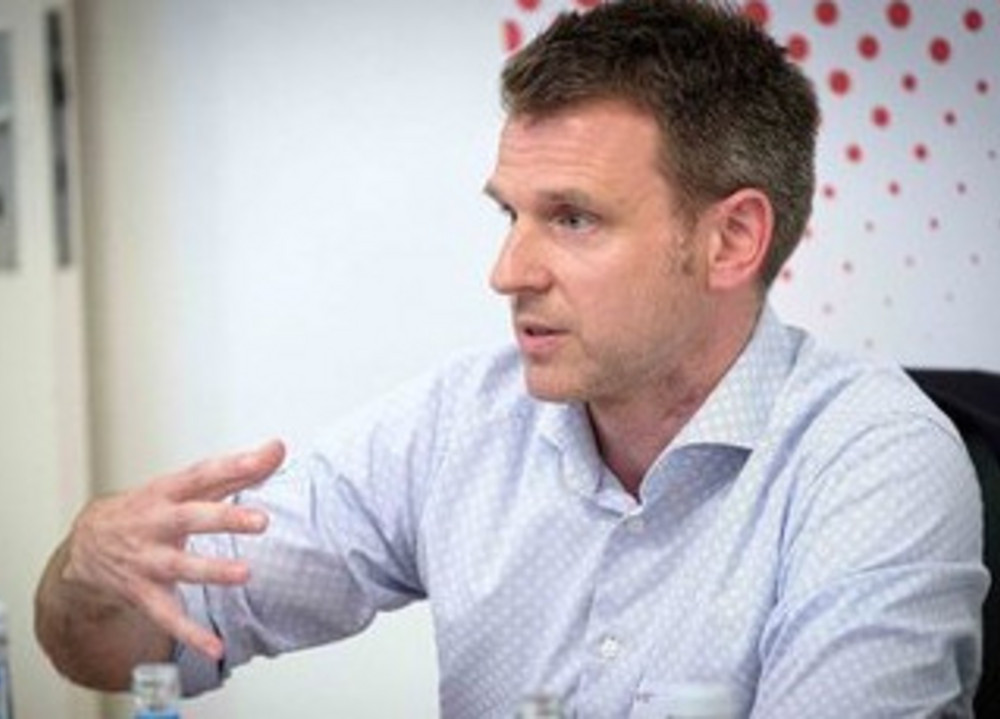 Joß Steinke gestikulierend