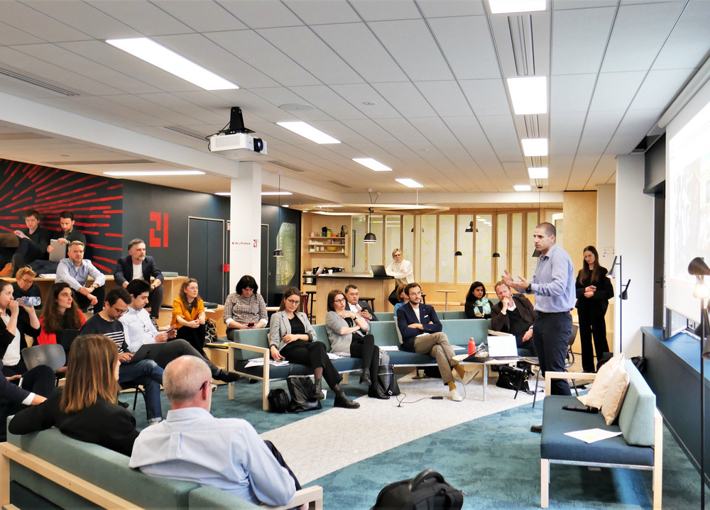 Das israelische Magen David Adom präsentiert seine innovative Idee zur Verbesserung der Katastrophenhilfe beim Besuch des DRK im Französischen Roten Kreuz, Paris.  