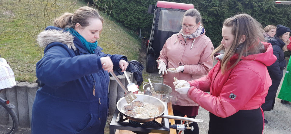 Nachhaltigkeit in der Feldküche 1 Personen beim Kochen draußen