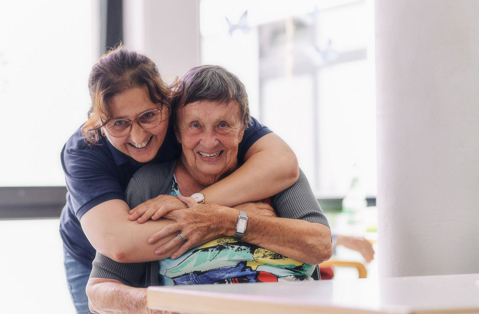 Umarmung Frau und Seniorin