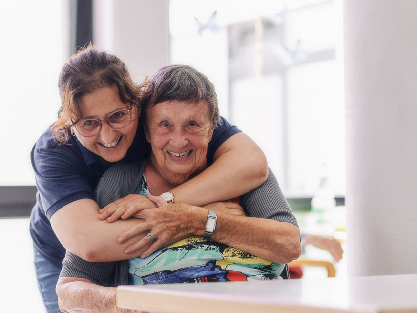 Umarmung Frau und Seniorin