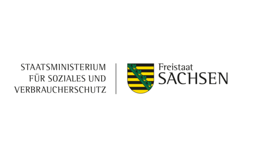Links steht "Staatsministerium für Soziales und Verbraucherschutz" Rechts das Wappen des Freistaats Sachsen. Es ist ein gelb-schwarzes Wappen durch das sich ein grüner Streifen zieht. 