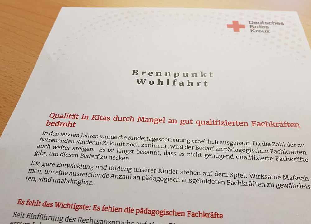 Dokument liegt auf dem Tisch