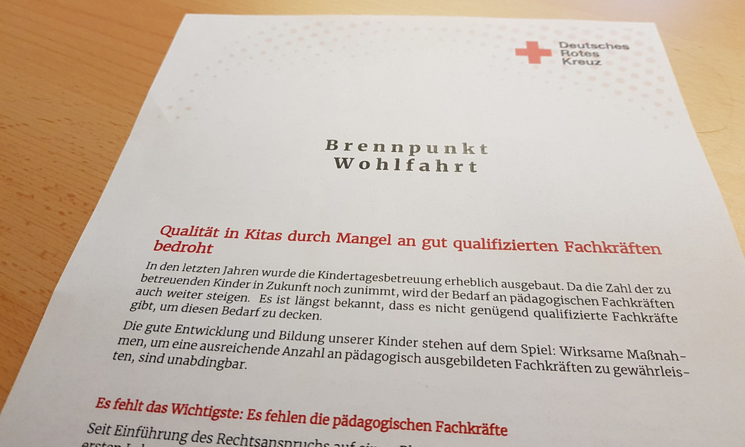Brennpunkt Kita-Fachkräfte Dokument liegt auf dem Tisch