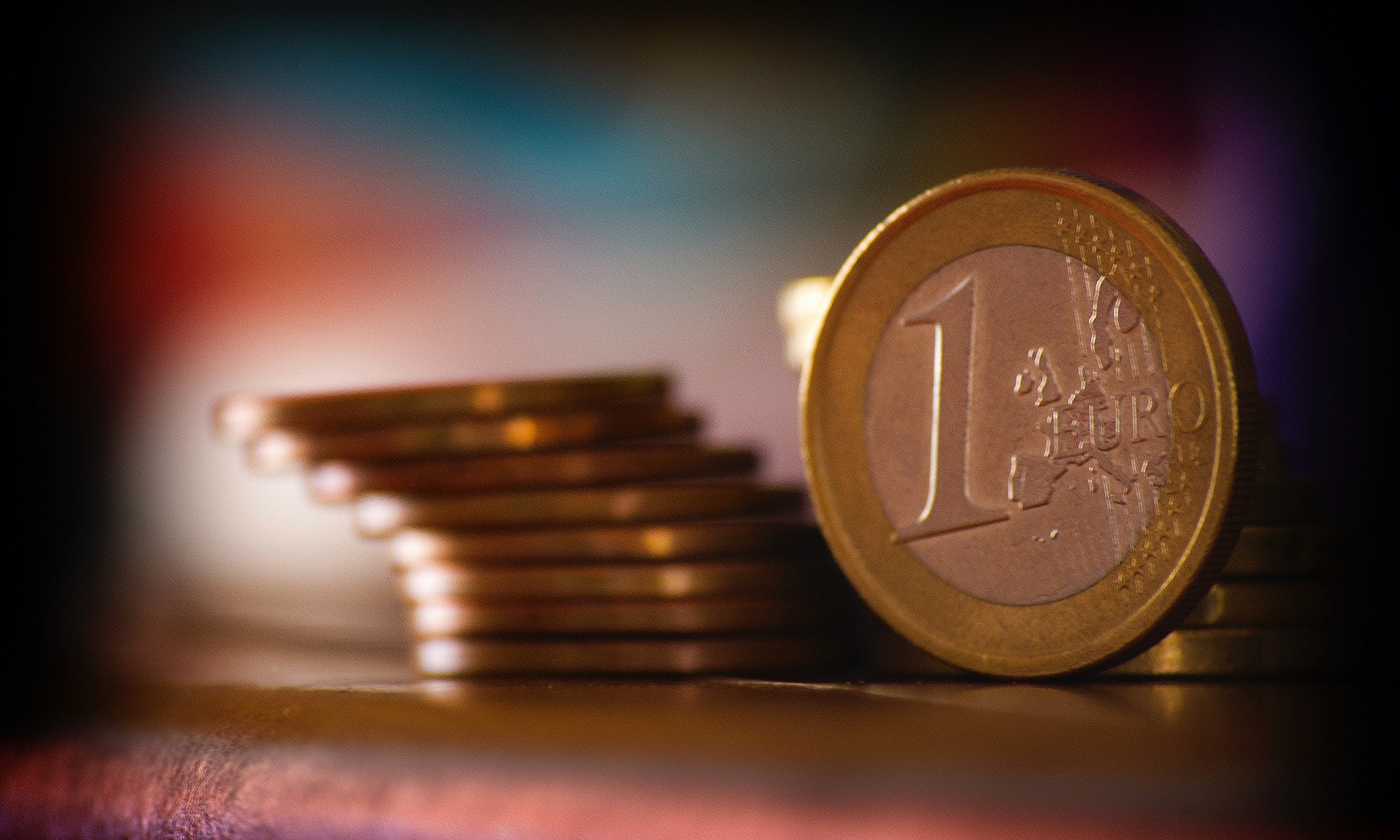 Das Bild zeigt einen Stapel aus 1-Euro-Münzen. Es soll eine Assoziation mit den Themen Finanzen, Überschuldung und Schuldnerberatung hergestellt werden.