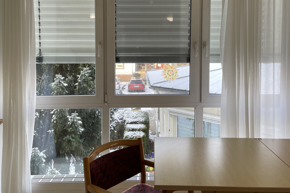 Ein mit Rollos beschatteter Innenraum eines Seniorenheims