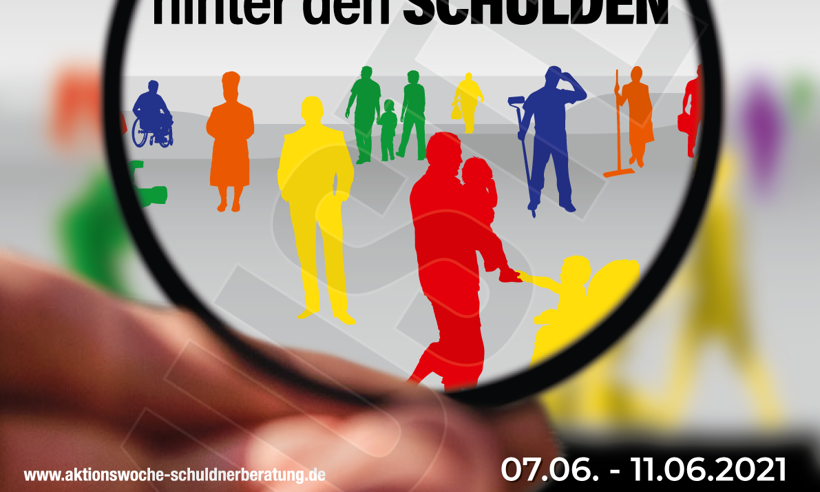 Durch eine Lupe werden die farblichen Umrisse vieler verschiedener Menschen und Berufsgruppen sichtbar. Diese spiegeln die Vielfalt von überschuldeten und von Überschuldung bedrohten Personen wider.