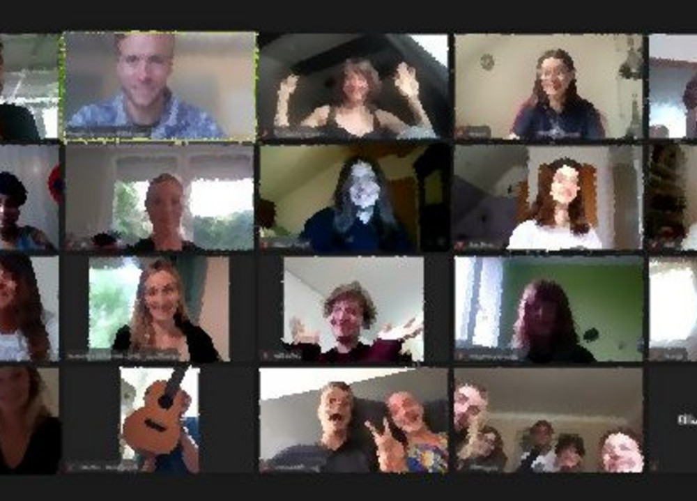 Eine Videokonferenz mit vielen jungen Teilnehmenden.