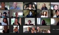 Eine Videokonferenz mit vielen jungen Teilnehmenden.