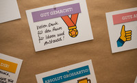 Eine Karte mit der Überschrift "gut gemacht" hängt an einer Pinnwand. Darauf steht "Vielen Dank für den Raum für Ideen und Austausch!"
