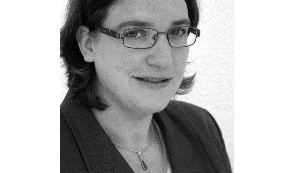 Frau Petra Dietz vom BRK Zu sehen ist ein Foto von Frau Petra Dietz in Schwarz-Weiß.