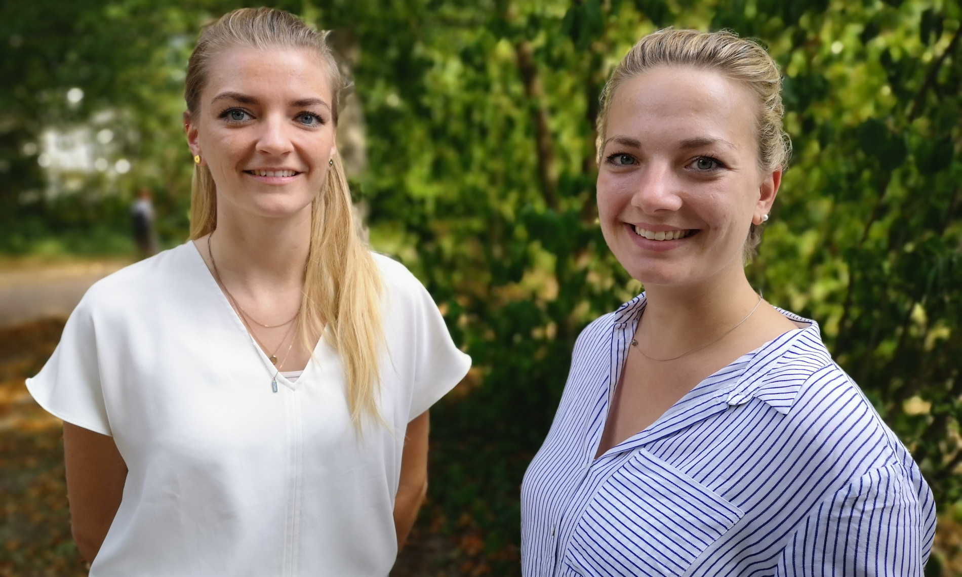 Bettina Stuffer und Nadja Hofmann stehe vor grüner Natur.