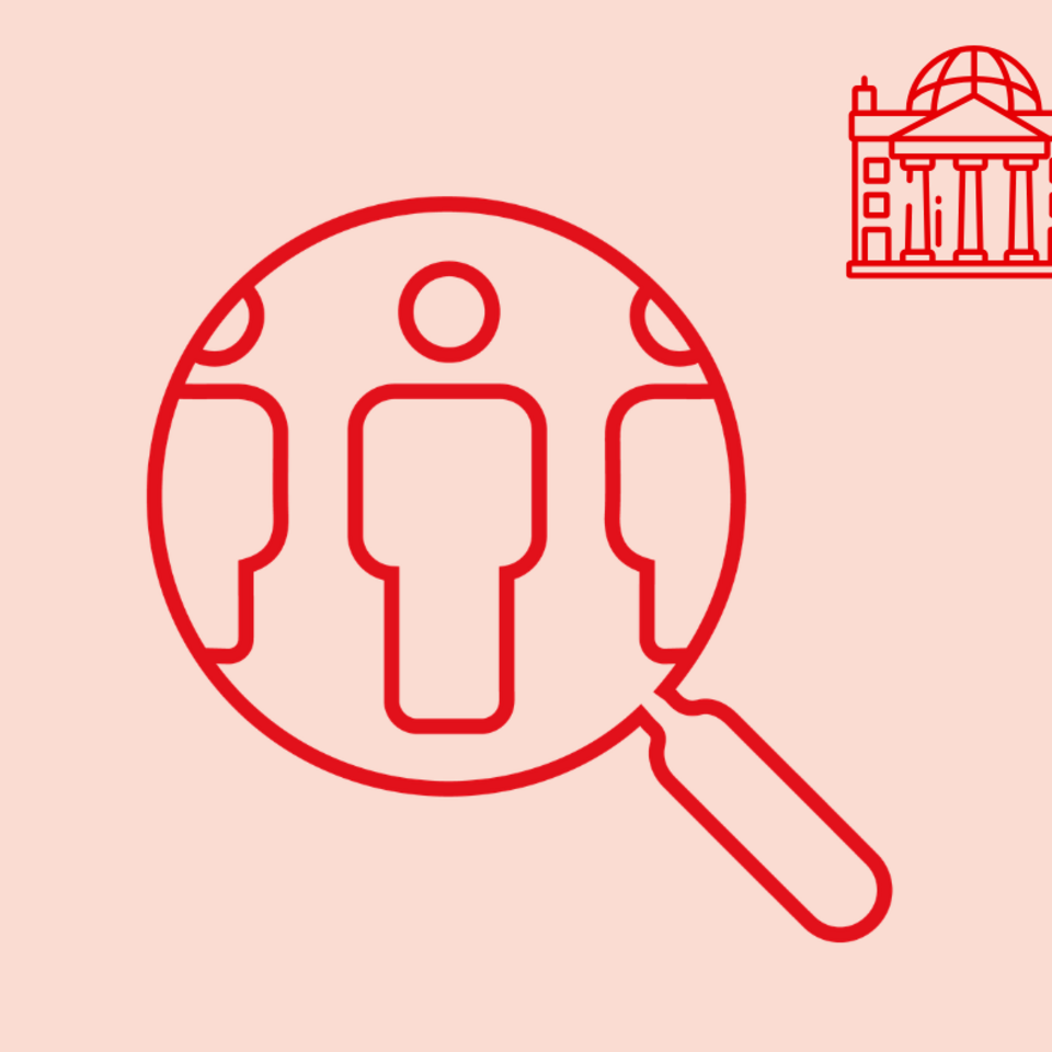 Rote Lupe, die drei stilisierte Personenfiguren in einem Kreis vergrößert. Oben rechts in der Ecke ist dazu ein stilisiertes Bild des Reichstagsgebäudes eingesetzt.