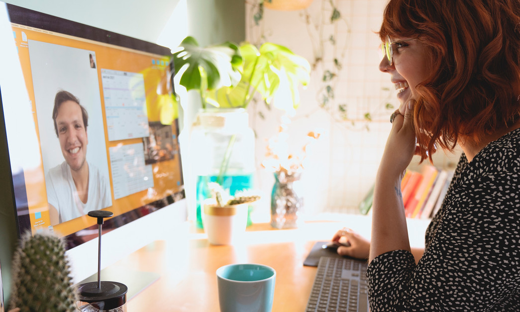 Tandemprogramm Person sitzt am Computer in einem Videocall