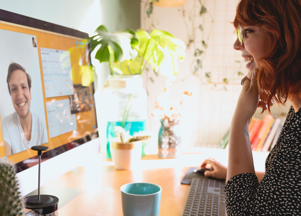 Person sitzt am Computer in einem Videocall