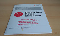 Broschüre des Deutschen Roten Kreuzes mit Titel 'Strategie 2030 – Neue gesellschaftliche Herausforderungen gemeinsam meistern'.