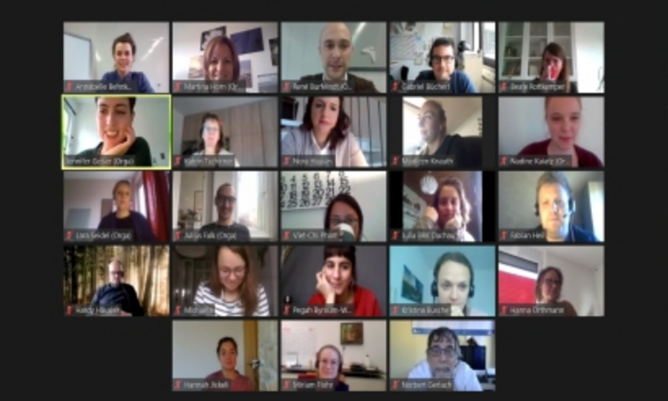 Videocall mit vielen Kacheln und Gesichtern der Social Innovation Community