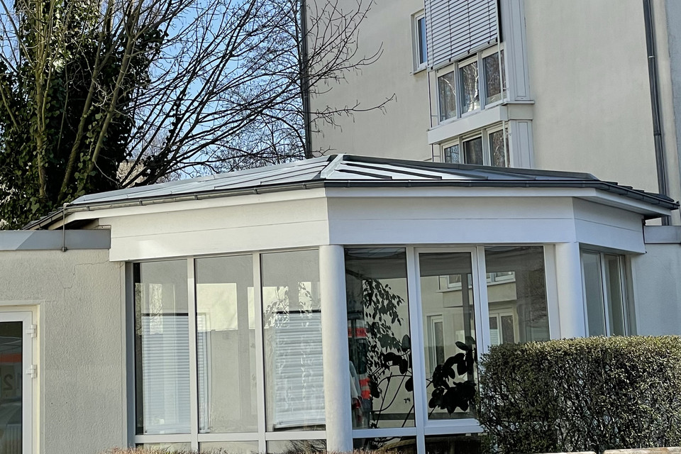 Ein Seniorenheim von außen mit Beschattung durch Rollos