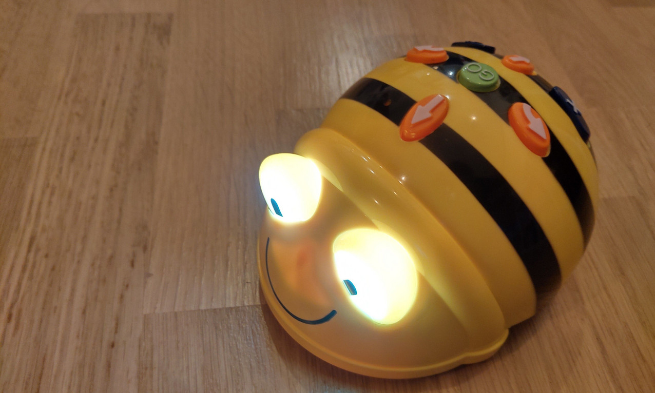 Ein Bee-Bot mit leuchtenden Augen.