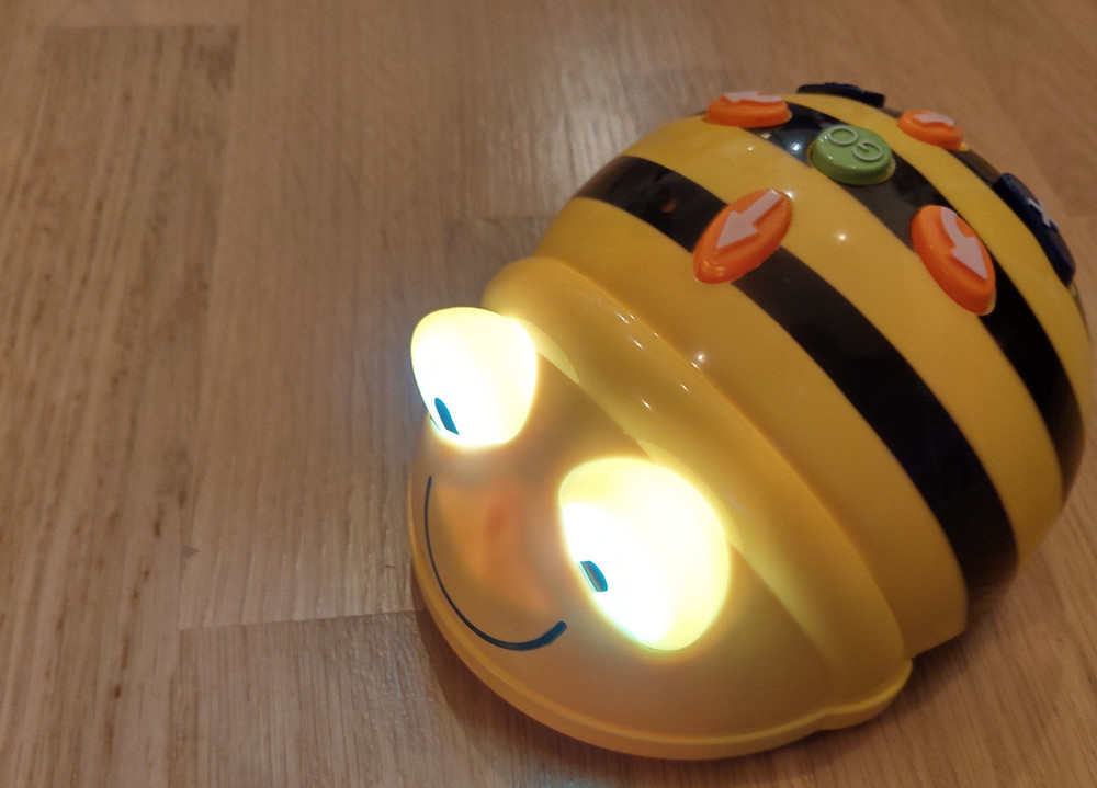 Ein Bee-Bot mit leuchtenden Augen.