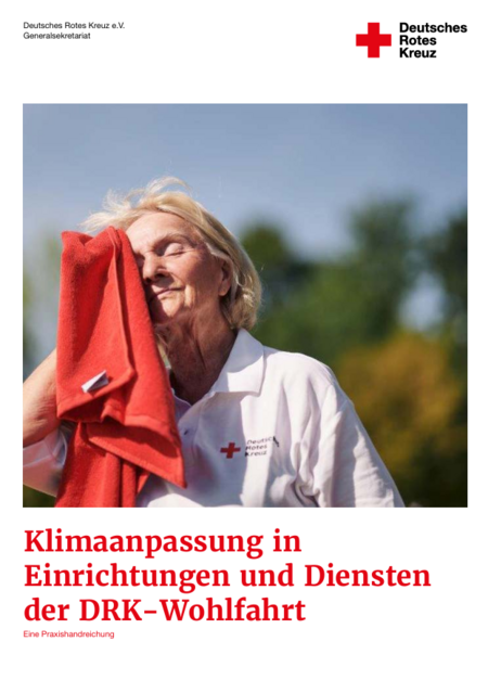 Handreichung Klimaanpassung Titelseite der Handreichung 'Klimaanpassung in Einrichtungen und Diensten der DRK-Wohlfahrt mit einem Foto einer Person, die sich mit einem roten Tuch den Schweiß von der Stirn wischt.