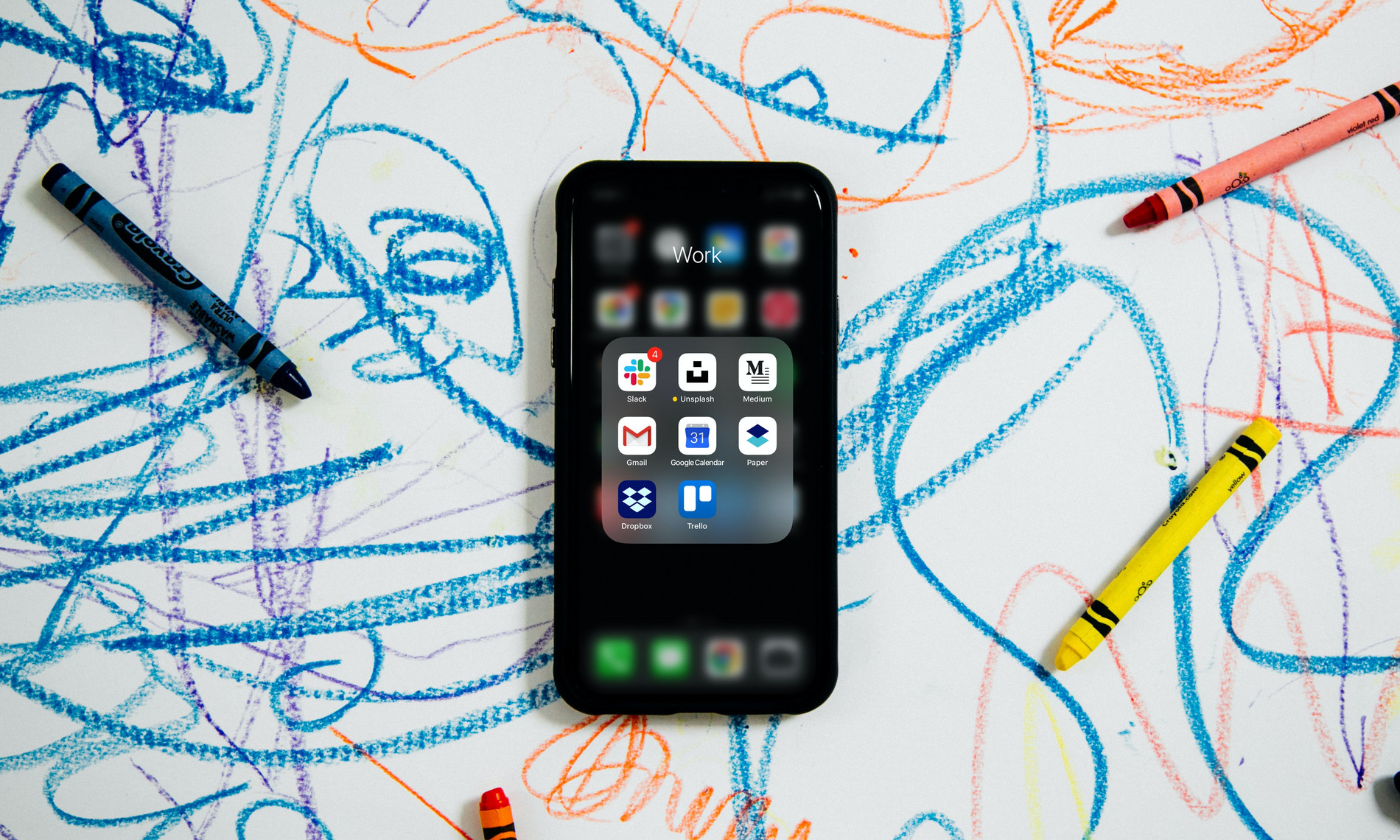 Smartphone auf buntem Hintergrund platziert. 