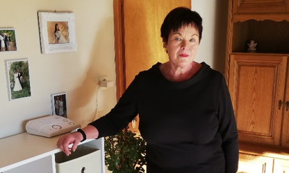Eine Digitalisierungstesterin aus dem Raum Kronach Eine Digitalisierungstesterin aus dem Raum Kronach. Vor dieser steht eine ältere Dame in einem Wohnzimmer