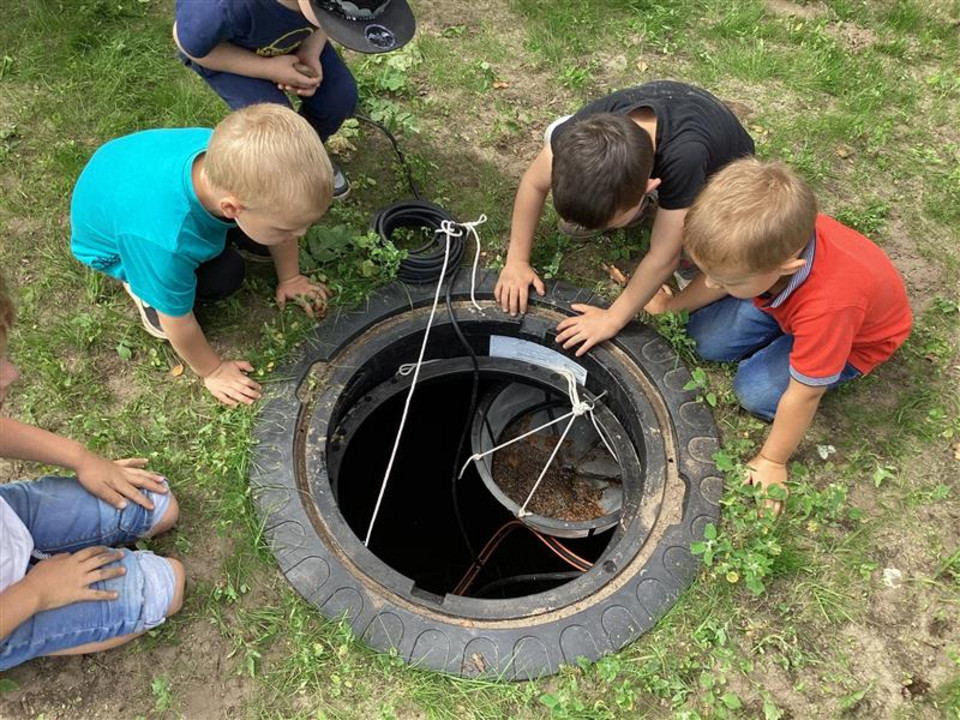 Kinder mit Wasserzisterne