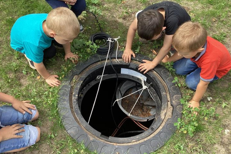 Kita am Stadtpark Wasserzisterne Kinder mit Wasserzisterne