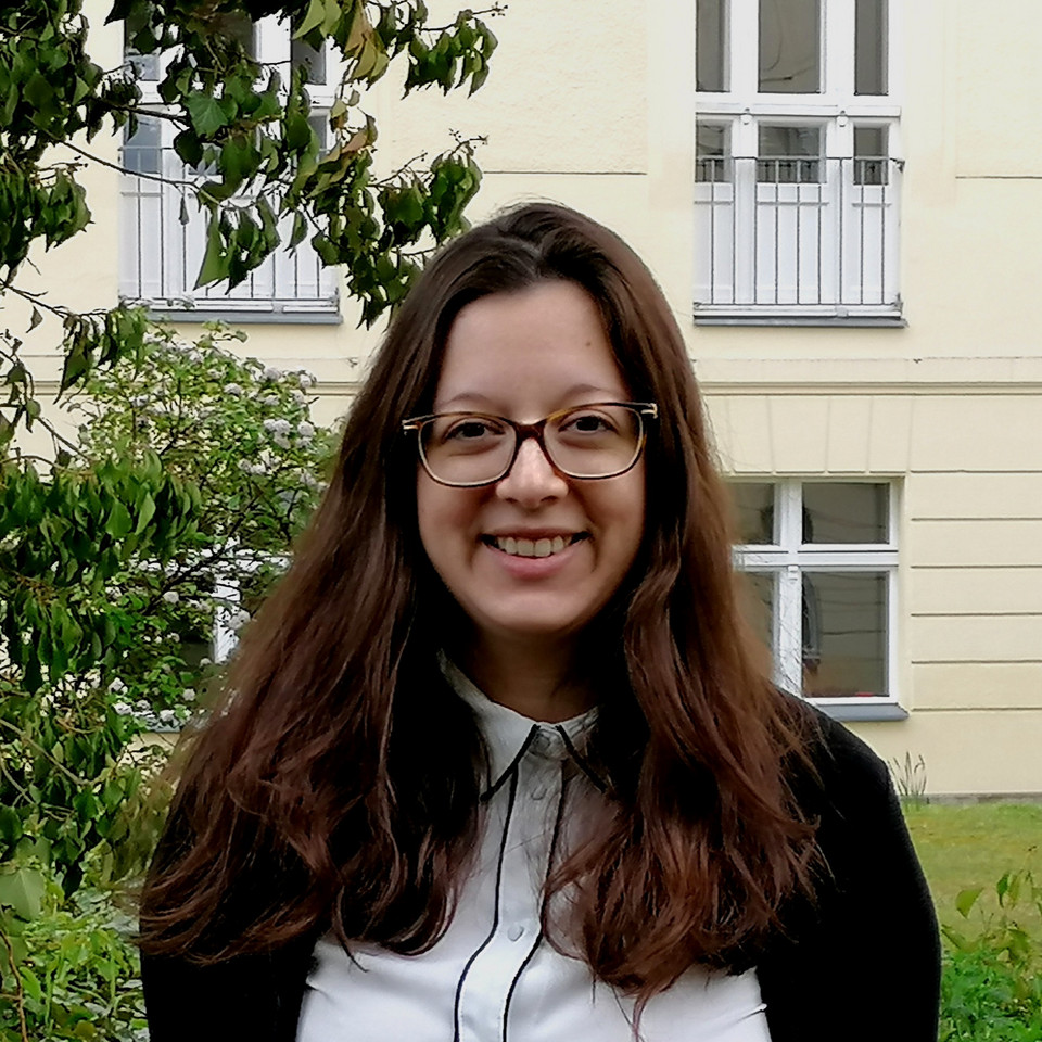 Mareike Artiga Gonzalez steht im Innenhof des DRK vor einem Baum