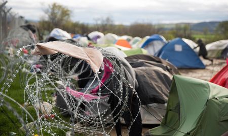 Flüchtlingszelte stehen im nordgriechischen Idomeni am Grenzzaun zu Mazedonien (2016). 