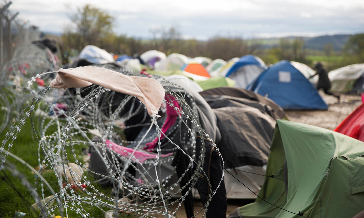 Flüchtlingszelte stehen im nordgriechischen Idomeni am Grenzzaun zu Mazedonien (2016). 