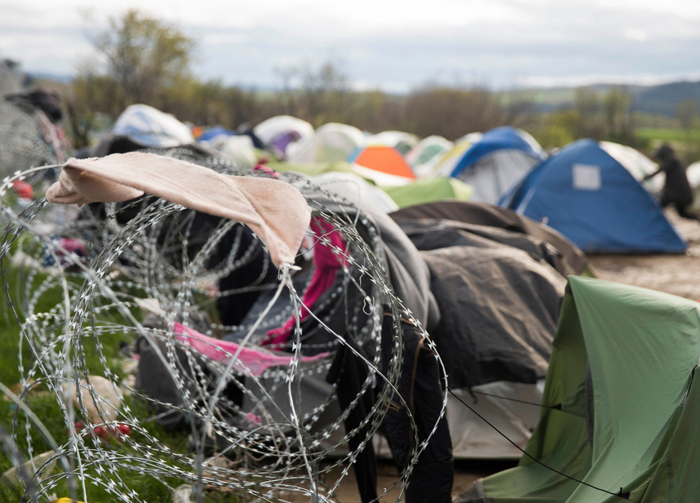 Flüchtlingszelte stehen im nordgriechischen Idomeni am Grenzzaun zu Mazedonien (2016). 