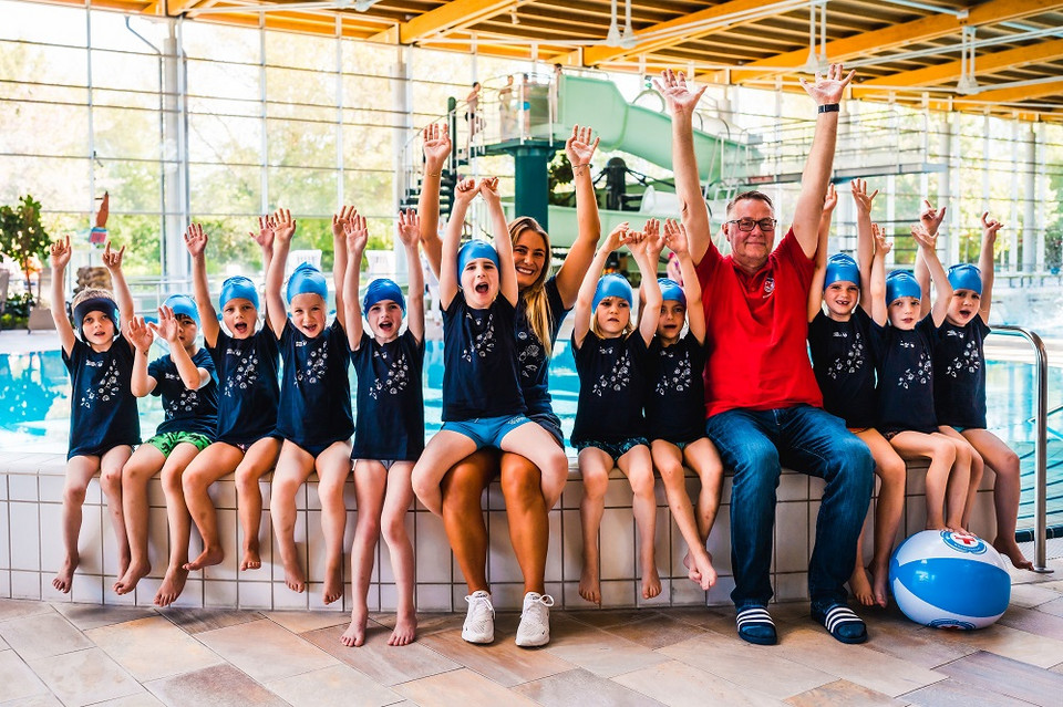 Kinder im Schwimmbad