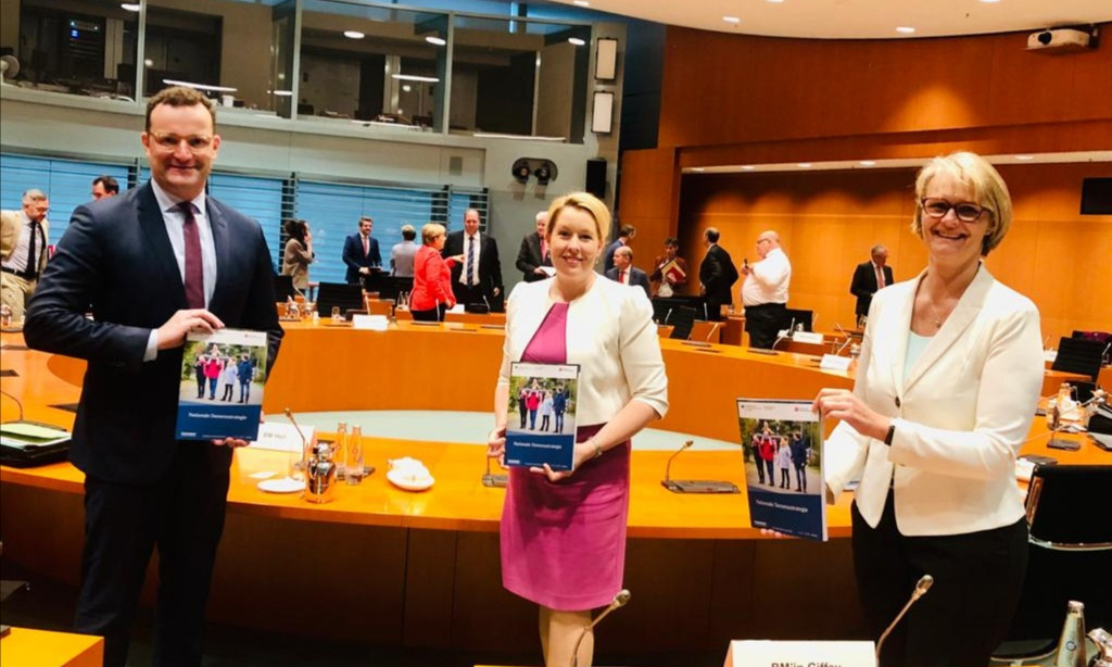 Jens Spahn, Dr. Franziska Giffey und Anja Karliczek präsentieren eine Broschüre