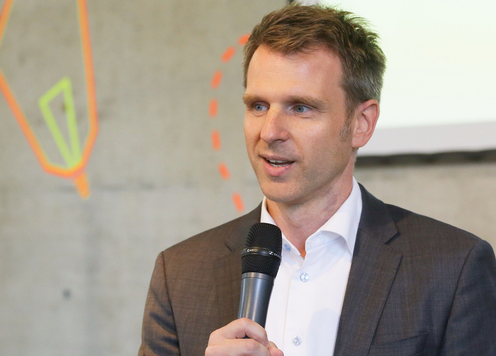 Joss Steinke mi Mikrofon bei einer Rede