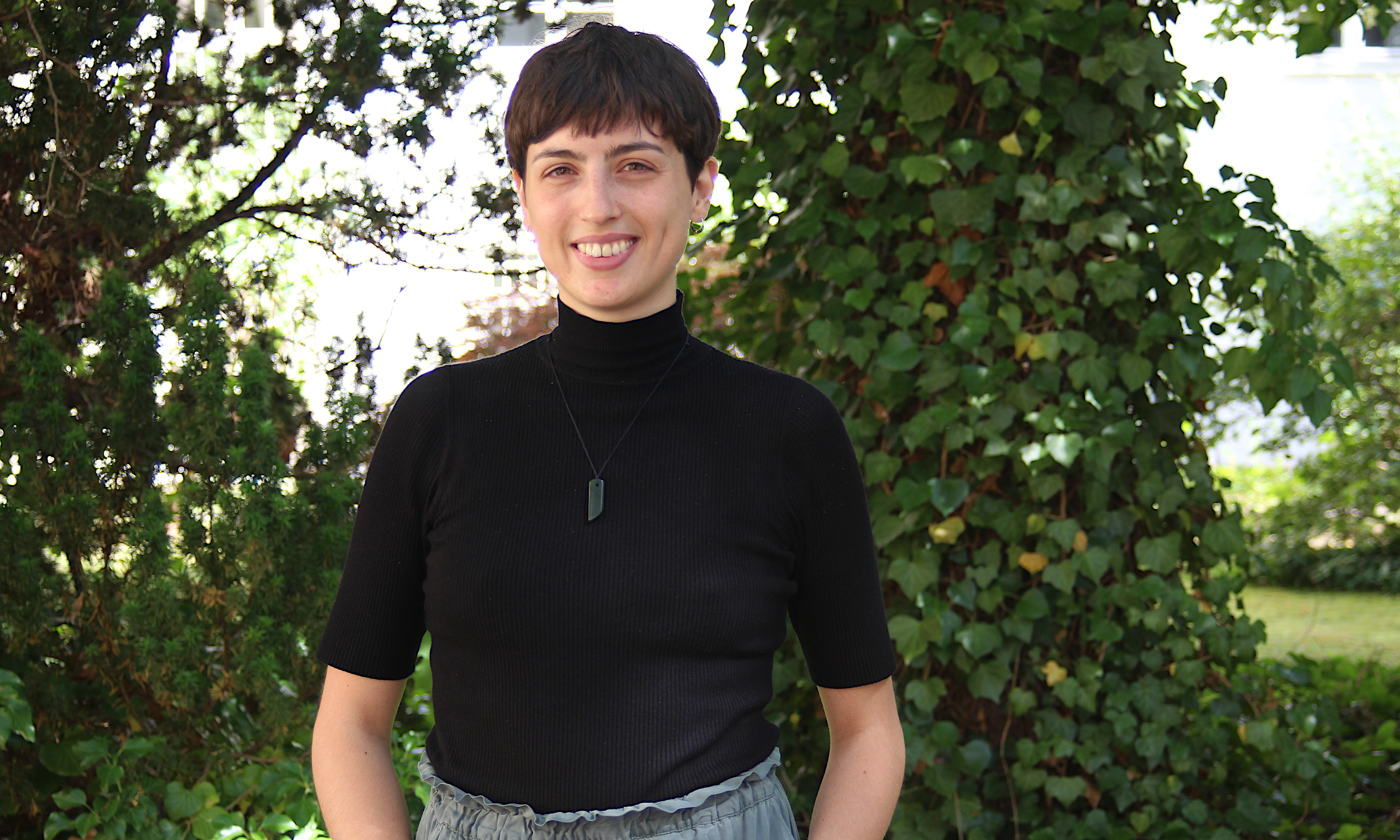 Jennifer Geiser steht vor grüner Natur.