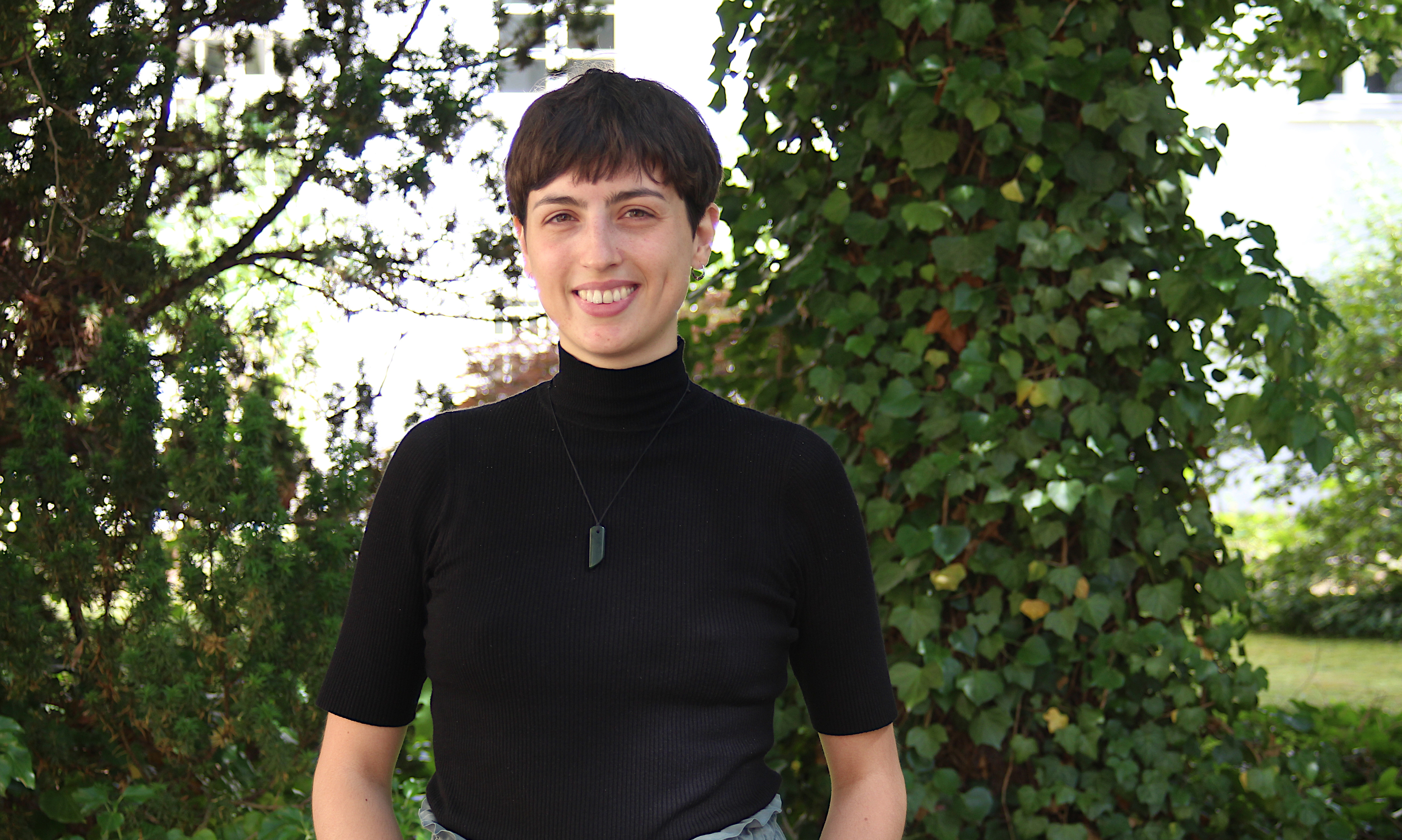 Jennifer Geiser im Freien vor grüner Natur
