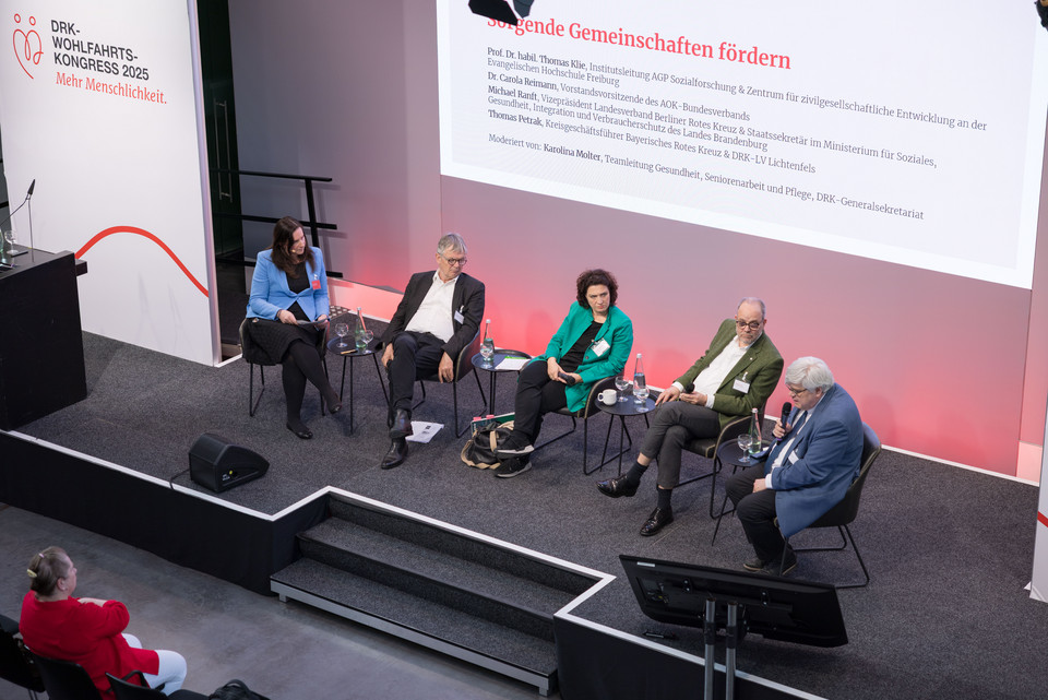 von links nach rechts: Karolina Molter (DRK-Generalsekretariat) Prof. Dr. habil. Thomas Klie (Evangelische Hochschule Freiburg) Dr. Carola Reimann (AOK-Bundesverband) Michael Ranft (DRK-LV Berlin) Thomas Petrak (DRK-KV Lichtenfels)