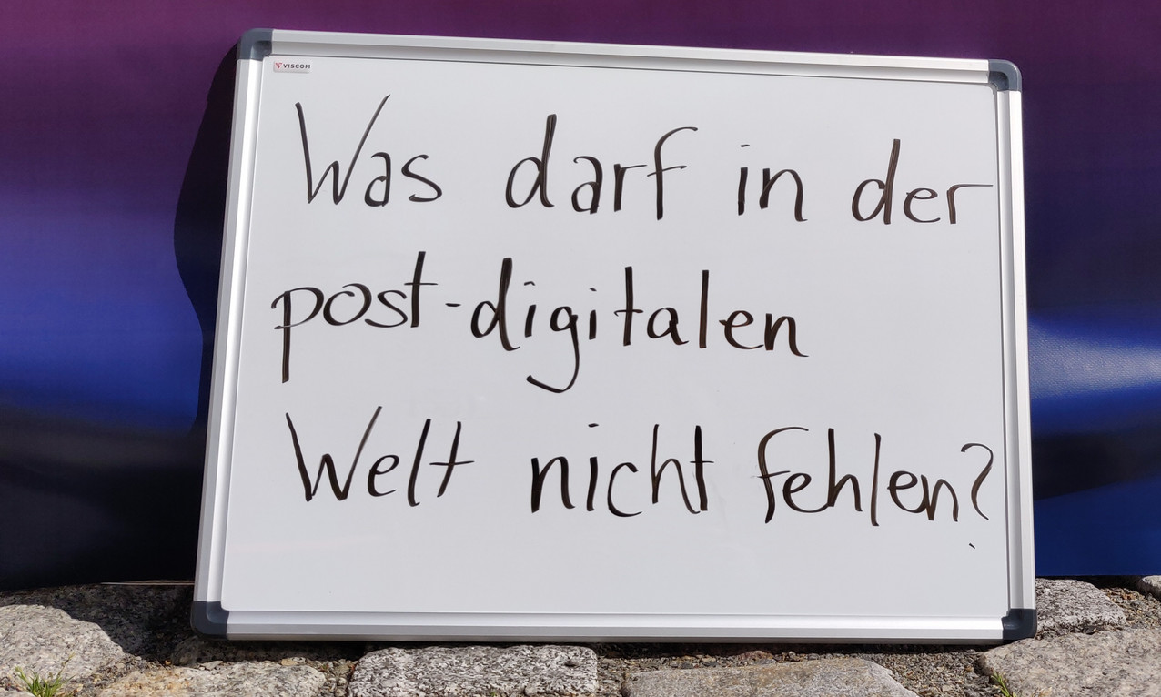 Ein Whiteboard auf dem steht: Was darf in der post-digitalen Welt nicht fehlen?