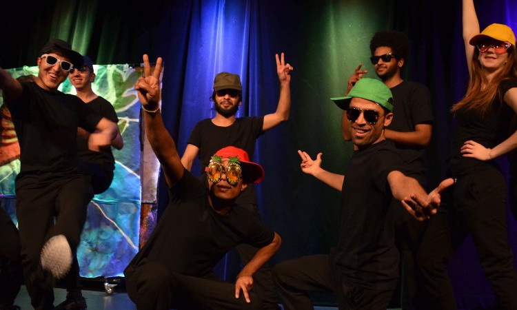 DRK OV Dreis-Tiefenbach Theaterprojekt Gruppe Jugendlicher auf der Bühne im Theater